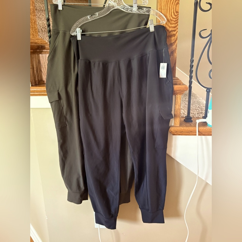 Old Navy Women's Black and Green Joggers